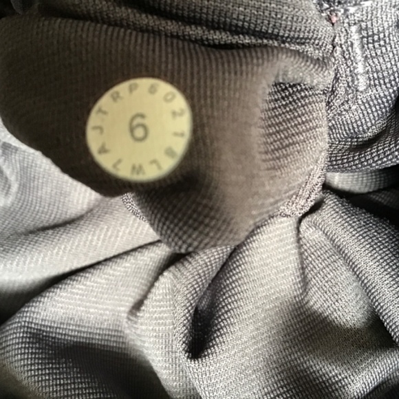 Lululemon low rise size 6 hotty hot shorts - Picture 2 of 2